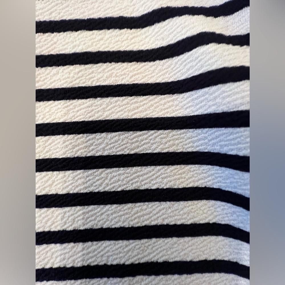 GREEN ENVELOPE BELL RUFFLED SLEEVE BLACK & WHITE STRIP TOP. SIZE. MEDIUM - Picture 4 of 6